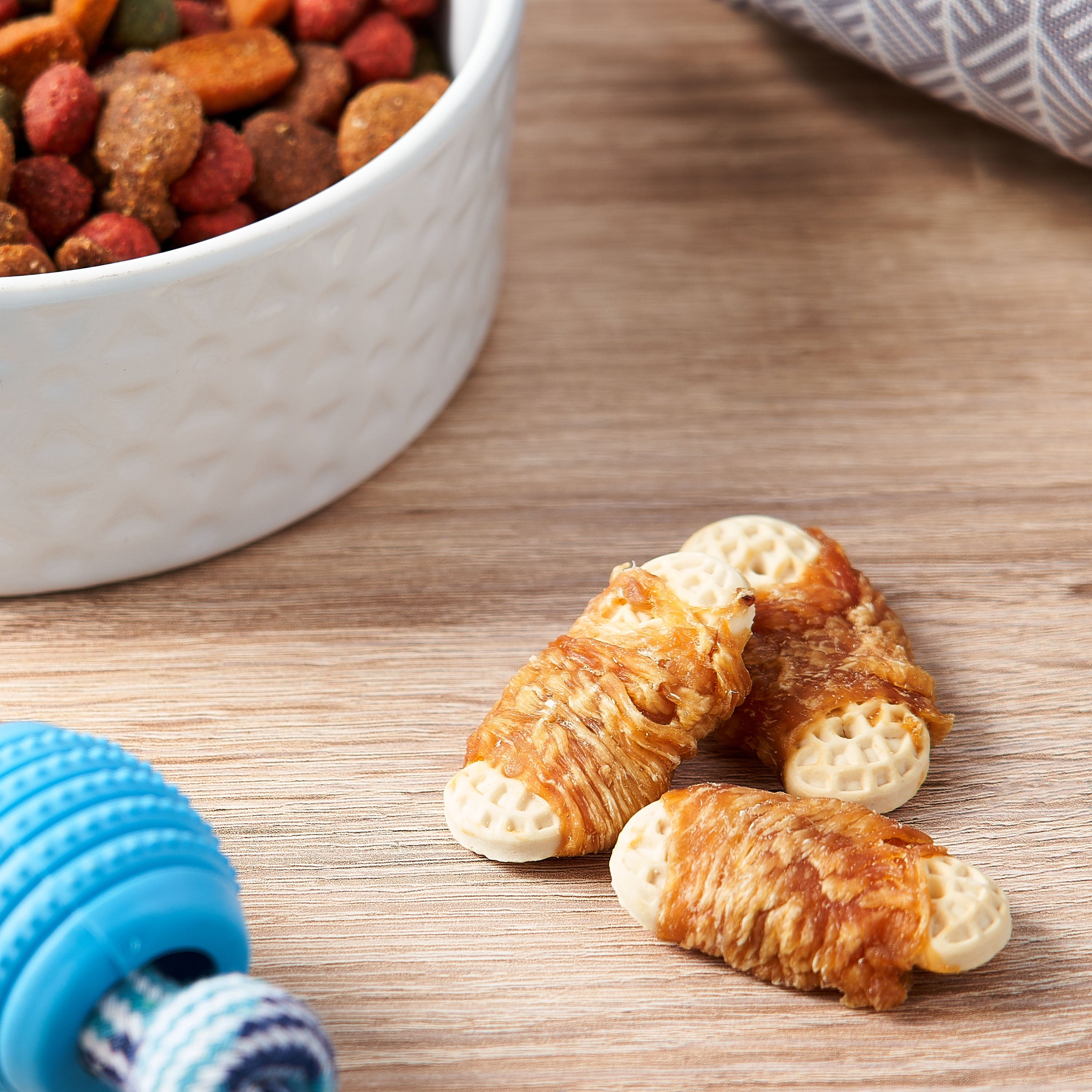 Golden Rewards Peanut Butter Flavor Biscuit Wrapped with Chicken Dry Biscuit Treats for Dogs, 32 oz